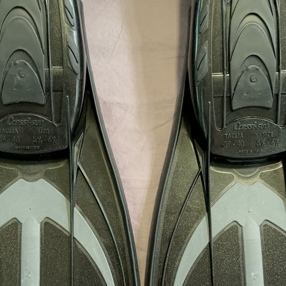 Cresi Snorkeling Set - Mask, Snorkel, and Flippers - Men’s 6.5 - Black/Silver - Picture 8 of 8